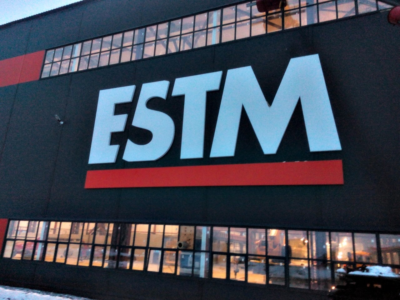 Производство и монтаж фасадных вывесок для компании  ESTM